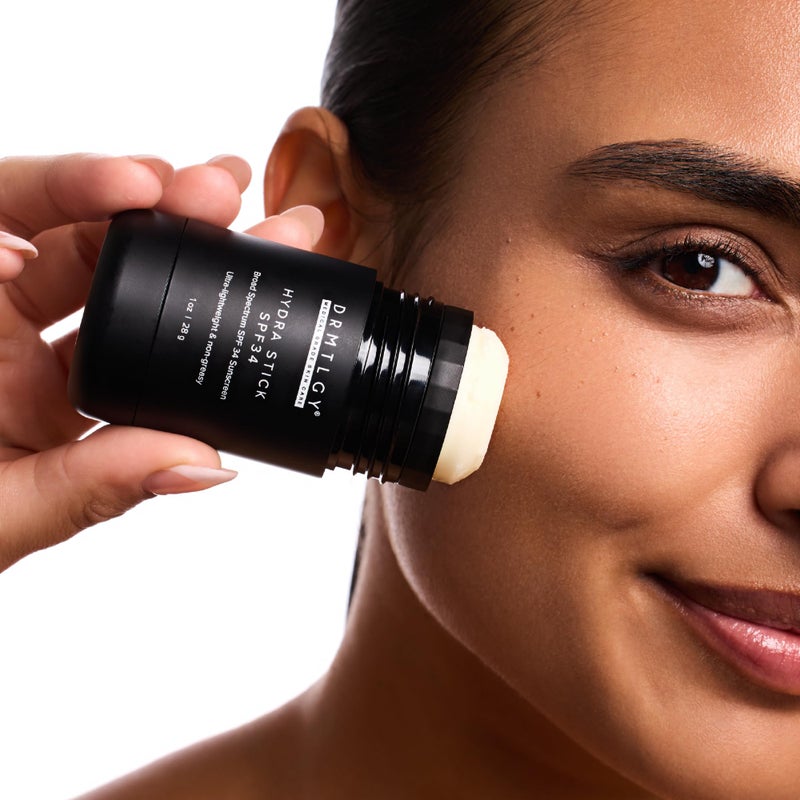 درمتلجي عصا واقي الشمس DRMTLGY بعامل حماية SPF 34 - عصا مرطبة معدنية غير مرئية وخالية من الفوضى للوجه والجسم مع السكوالين والصبار وزيت جوز الهند - واقي شمس واسع الطيف مقاوم للماء لجميع أنواع البشرة - Image 3